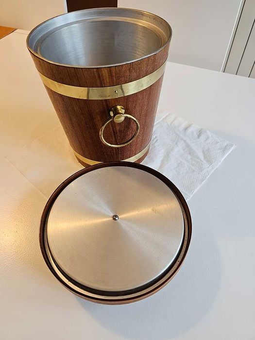 Balde de gelo antigo, com pormenores em latão