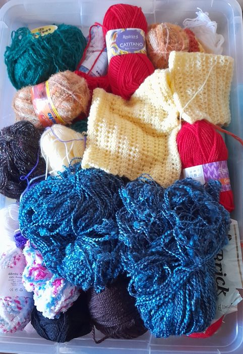 Meadas, novelos e sobras lãs lisas e fantasia. Várias cores - 10€/Kilo