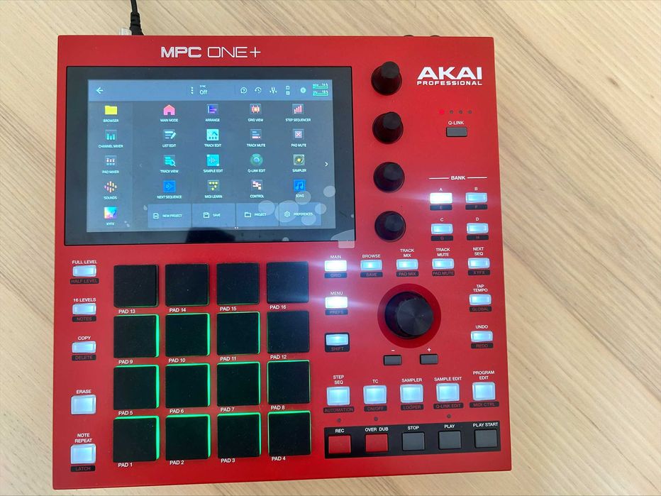 Akai Professional MPC One+ (MPC One Plus) – Como Nova / Estado Impecável (Na Caixa)