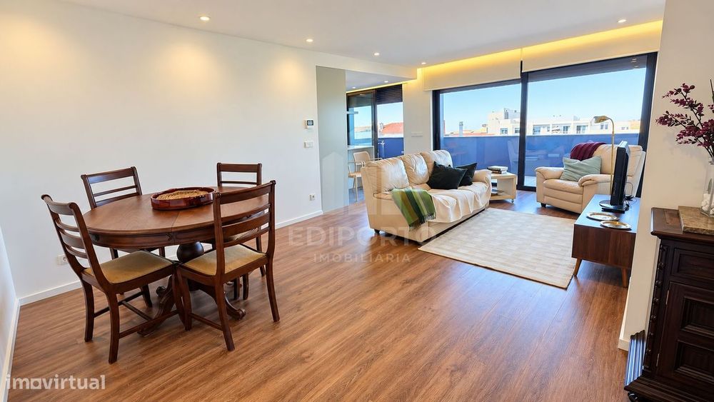 Apartamento T2 Novo mobilado com Varanda e Garagem em frente ao metro