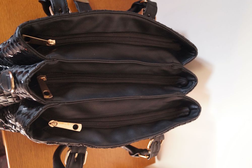 Mala preta com 3 divisões