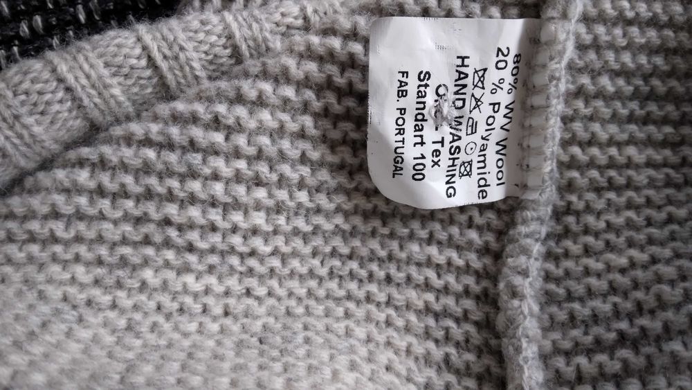 Wełniane ponczo z golfem kolor beżowy