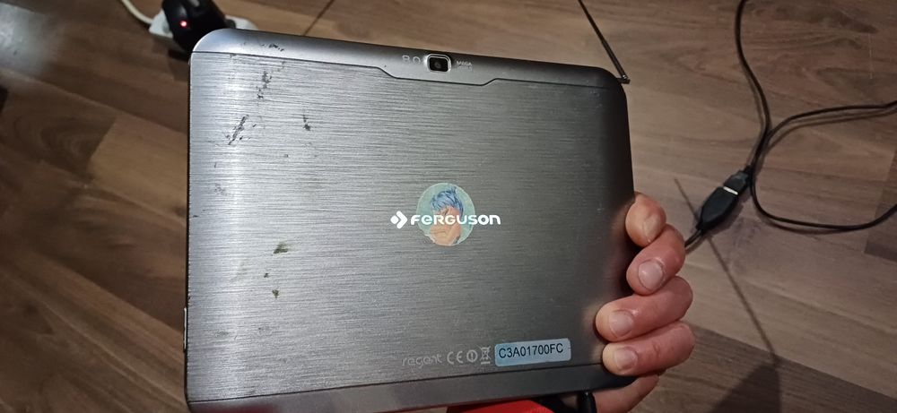 Tablet i samochodowy telewizor