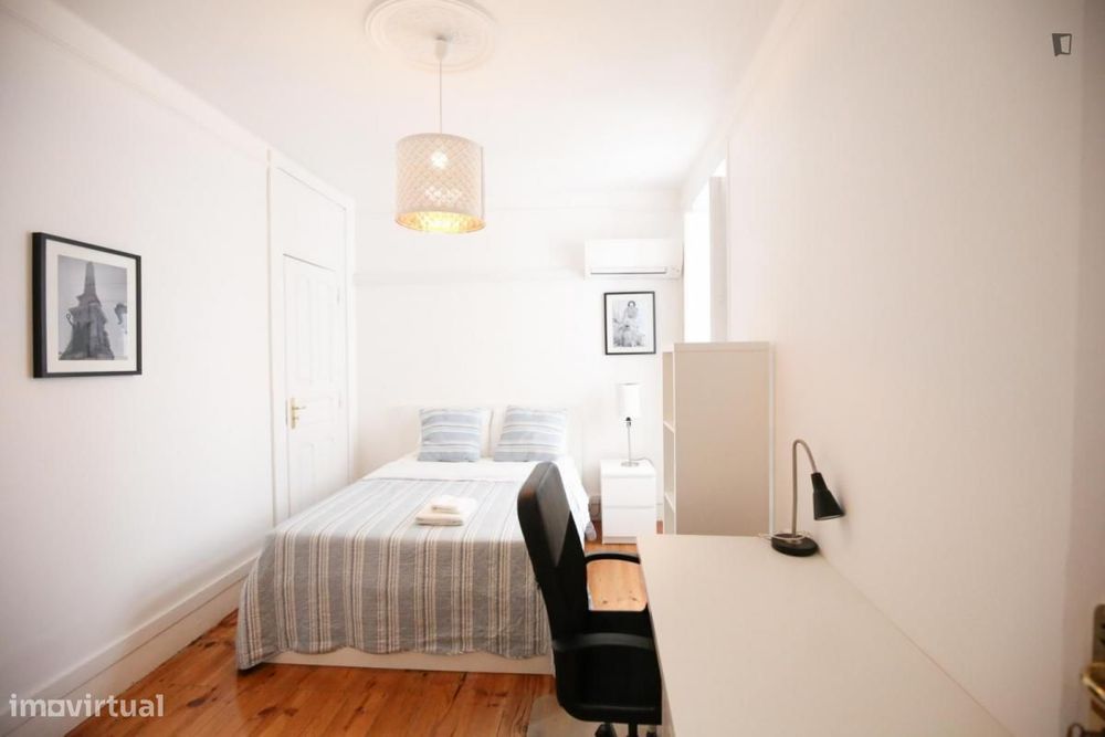 Quarto - localizado em Arroios Lisbon
