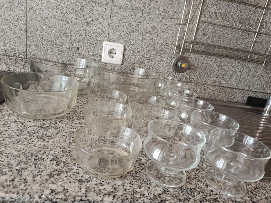 Taças e saladeiras. Tudo 20.