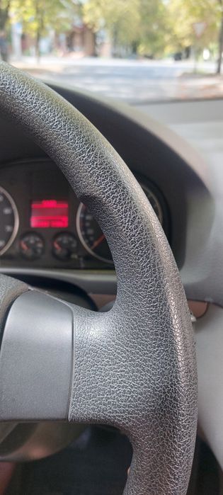 Продаю Volkswagen Touran 1.6mpi