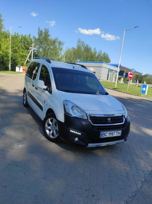 Автомобіль Пежо Партнер.