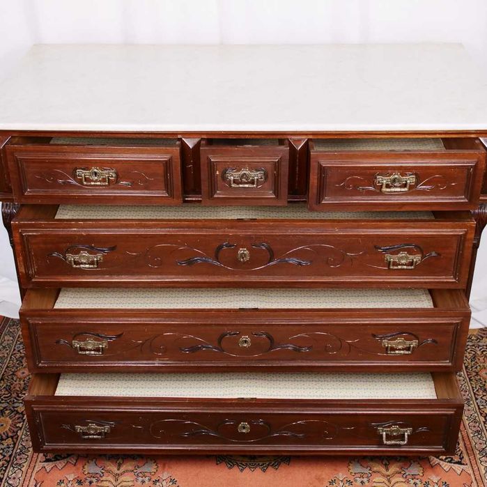 Imponente cómoda em madeira de vinhático com entalhamentos