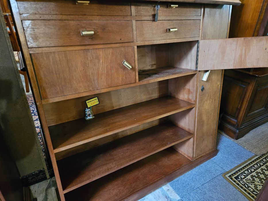 Móvel armeiro em madeira - Algumas marcas de uso