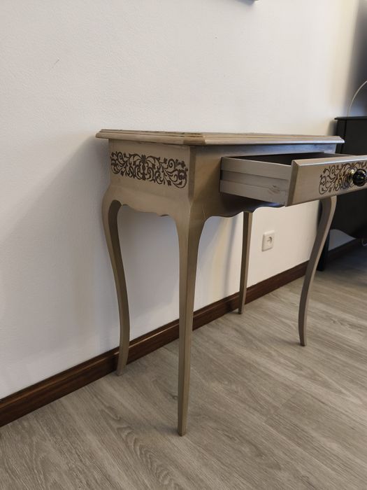 Mesa de apoio pintada