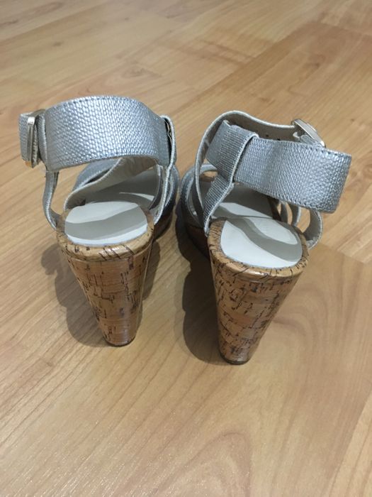 Sandalias de cunha prateadas novos Bimba e Lola