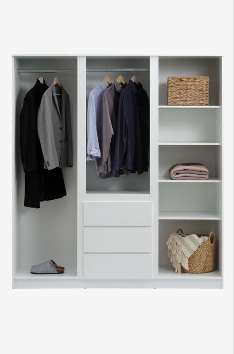 Велика біла шафа в кімнату