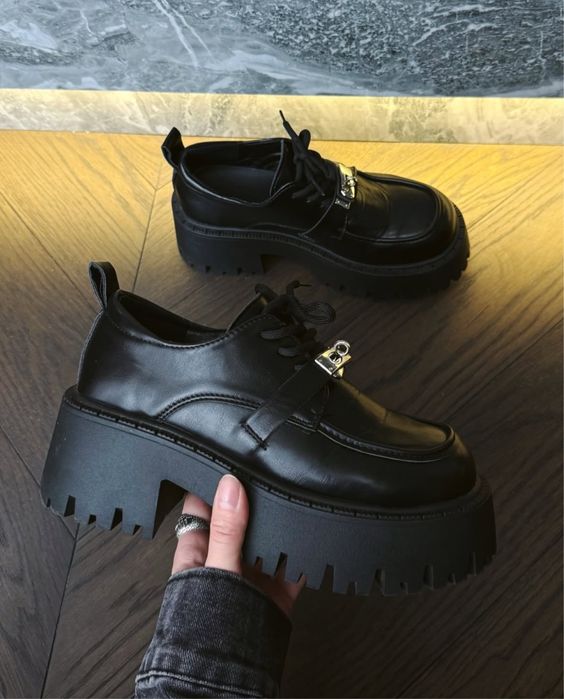 Чорні лофери на платформі