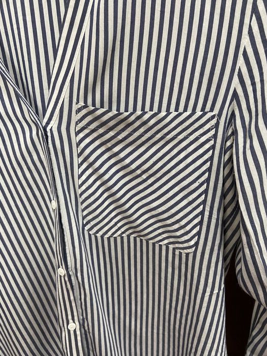 Camisa às riscas azul e branca fluída decote em V Zara