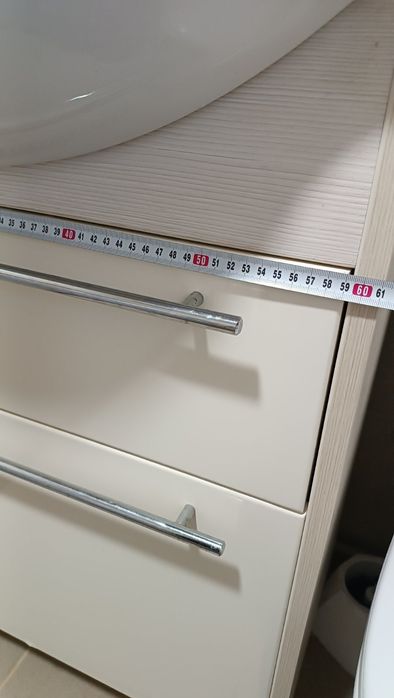 Умивальник з тумбою та змішувачем