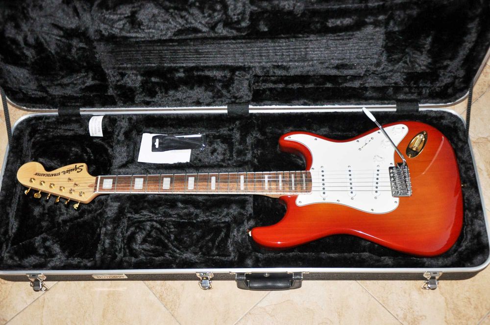 Fender Squier 40th Anniversary Strat SSB Limited Edition.