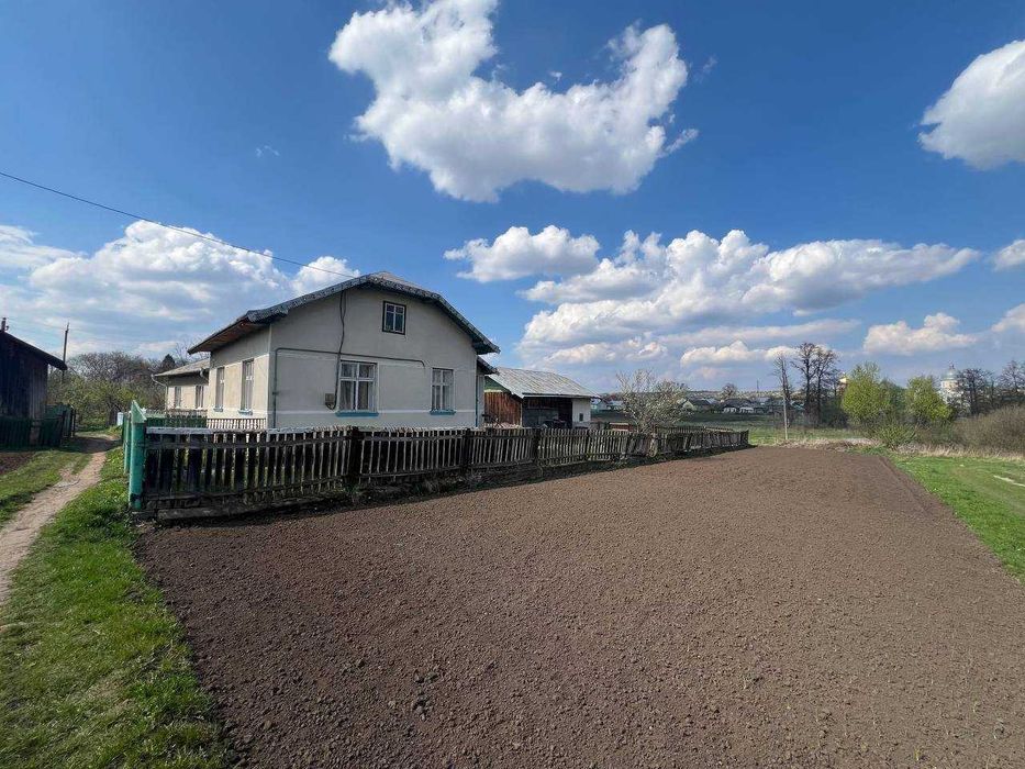 Продається будинок із земельною ділянкою у с. Підпечери