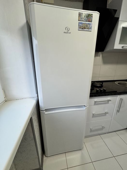Холодильник Indesit 165 см