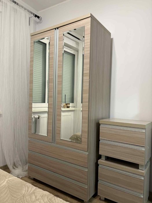 Szafa i dwa stoliki nocne