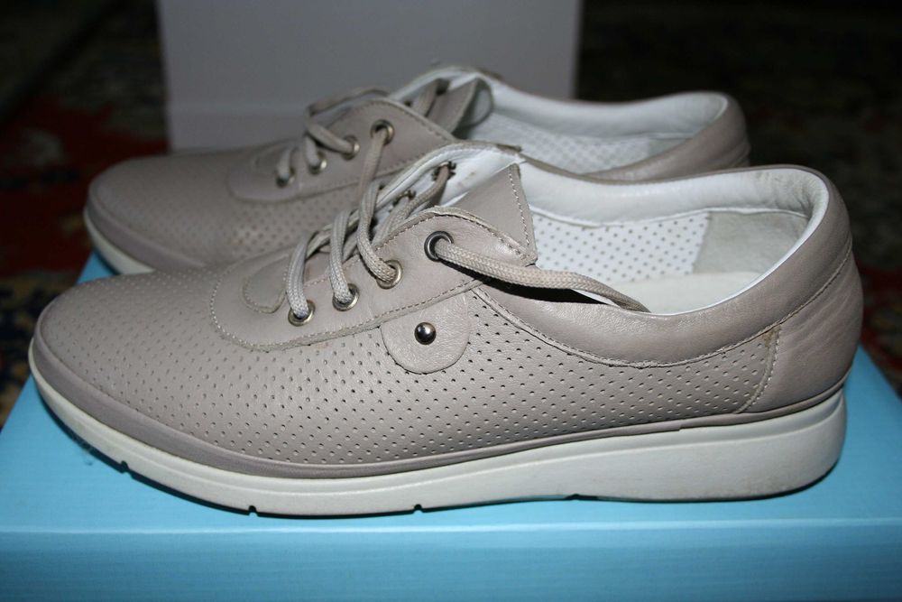 Кроссовки бежевые 38 размер