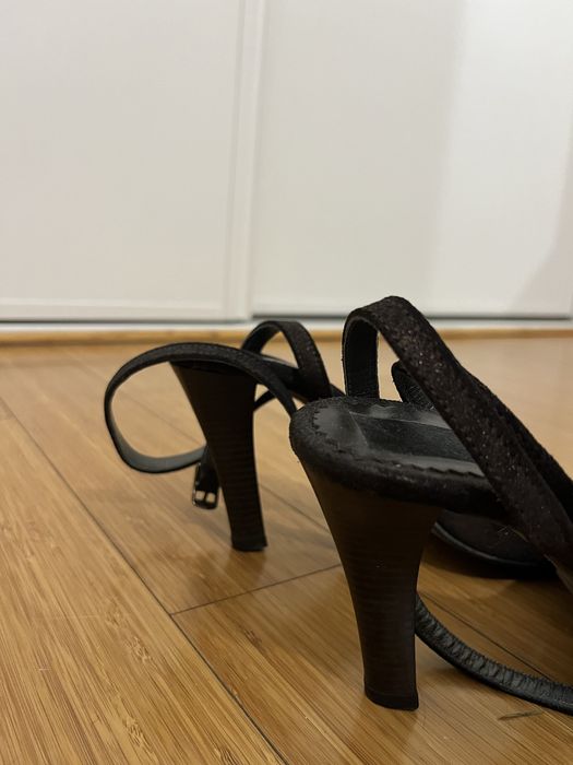 Saltos altos com brilhinho