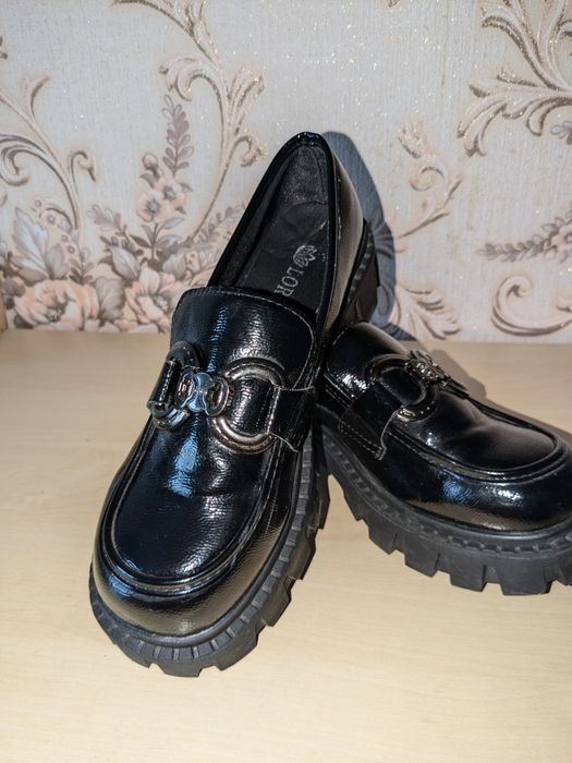 Продам лофери чорного кольору