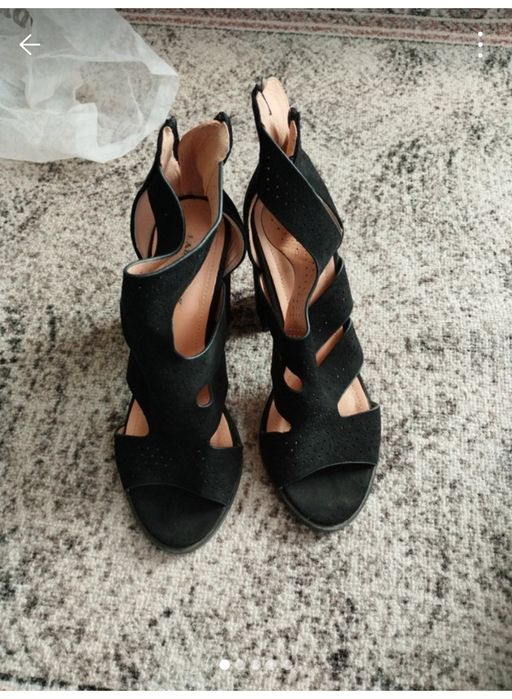 Buty na obcasie sandaly