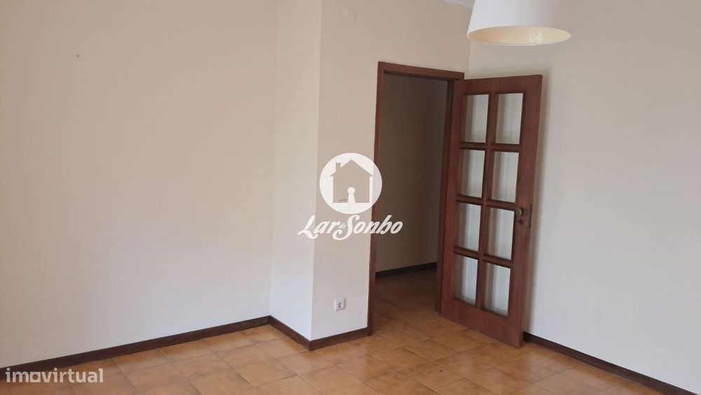 Apartamento T2, na zona da Rua Costa Cabral, junto ao Metro, dispon...