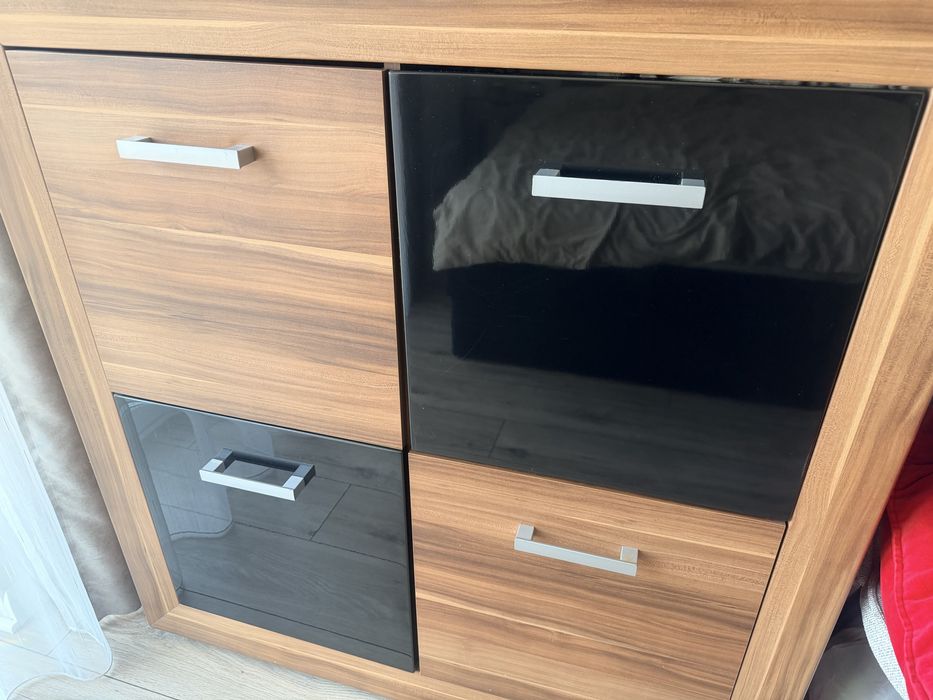 Komoda z polka w komplecie  dzrzewo z czarnym