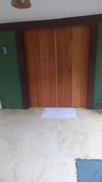 Serviços de pintura, serralheiro e marceneiro.