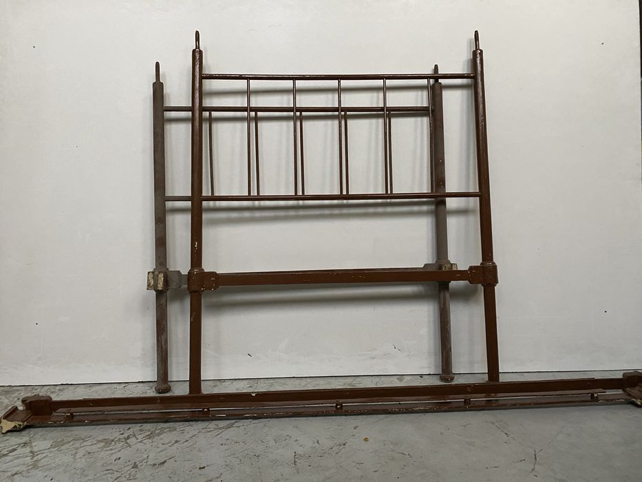 Cama de ferro antiga