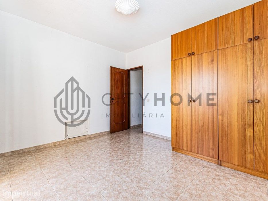 Moradia T2 +1 com garagem e espaço exterior