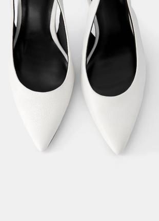 Білі туфлі на підборах із відкритою п’ятою — сучасна класика Bershka