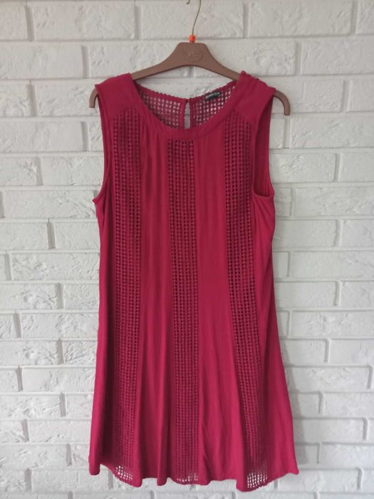 sukienka z koronkowymi wstawkami na podszewce