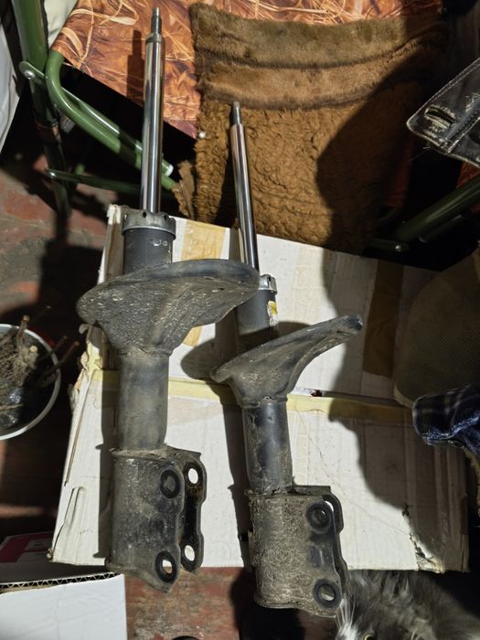 Передні амортизатори на lancer 9