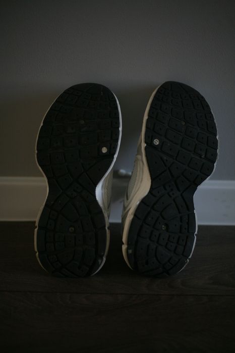 Кросівки білі з сітчатою вставкою