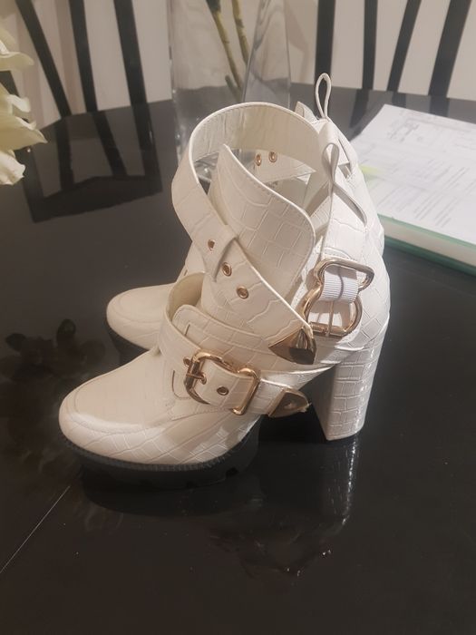 Botki białe  41 złote klamry