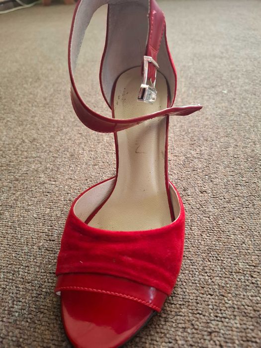 Босоніжки червоні