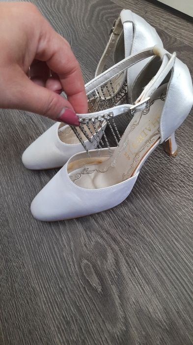 Nowe ślubne buty na obcasie satynowe 36