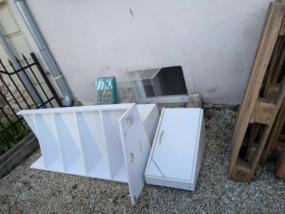 Meble, gablota szklana oddam.