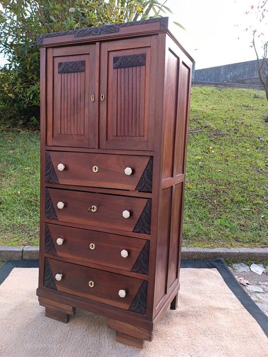 Móvel armário ou guarda-roupa, frequentemente associado ao estilo colo