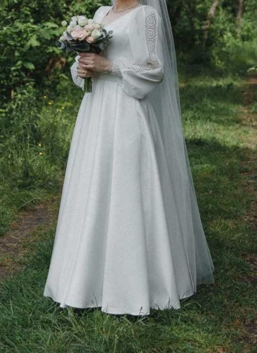 Атласна весільна сукня