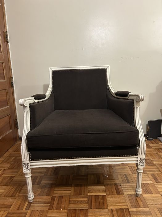 Poltrona em madeira com estofo