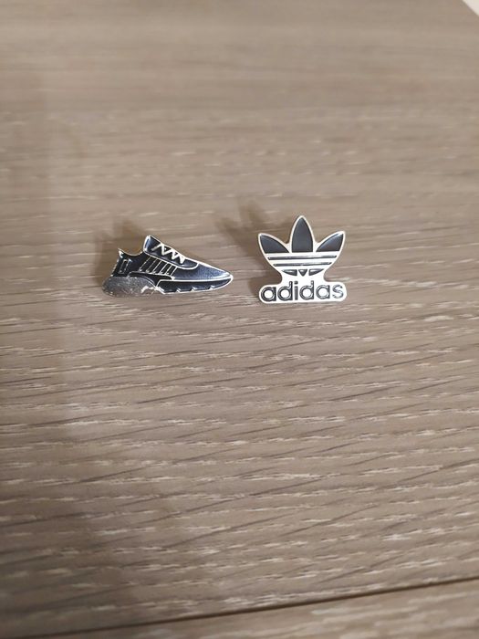 Znaczki wpinki prosto , adidas