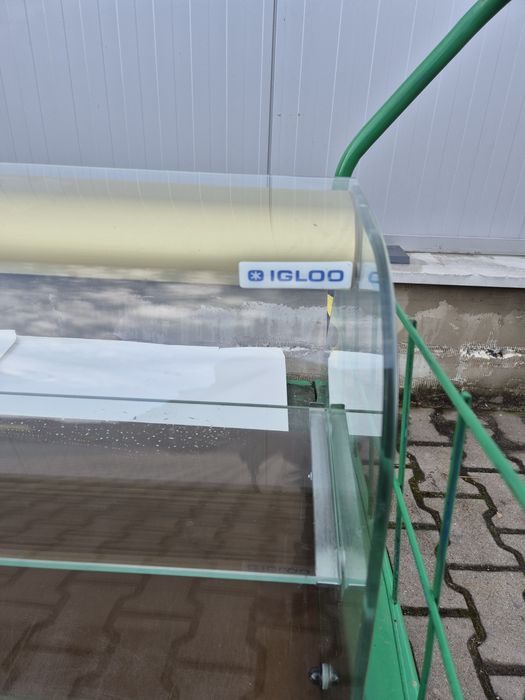 Szklana witryna ekspozycyjna Igloo