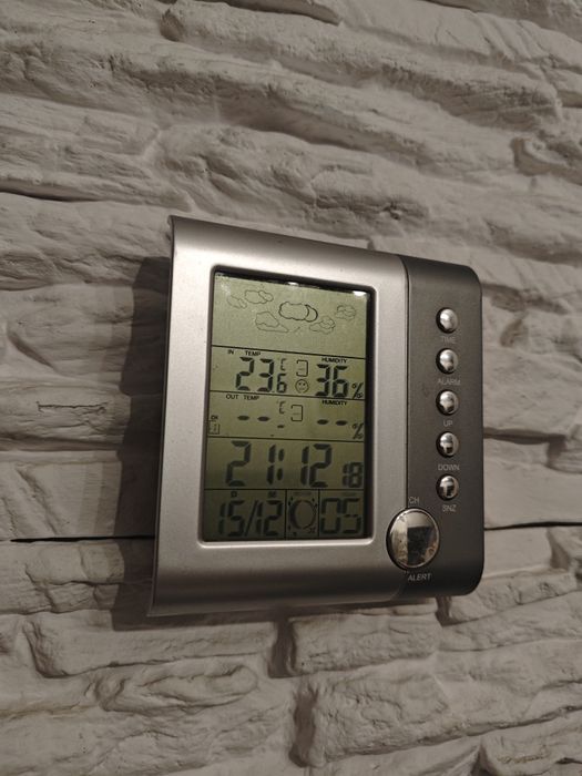 Stacja pogodowa z pomiarem wilgotności i zegarem LCD