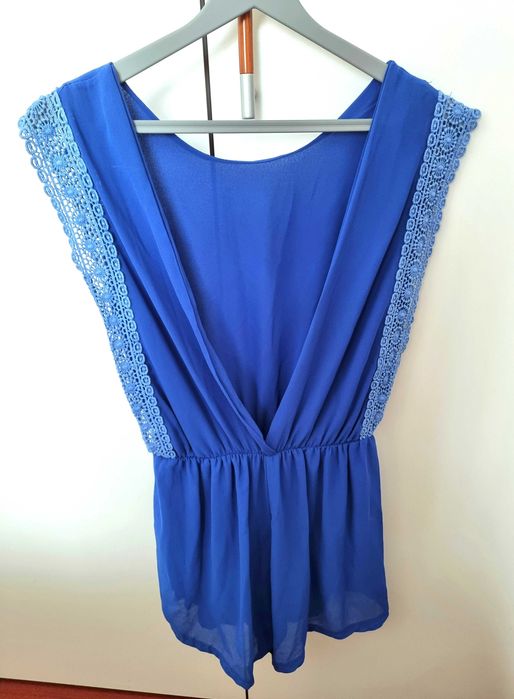 Macacão azul com decote nas costas e detalhe estilo crochet, tamanho S