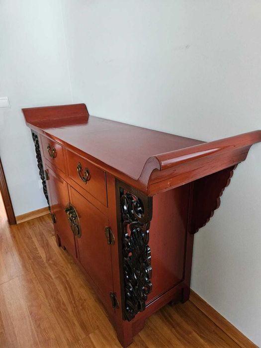 Cómoda/ aparador com detalhes esculpidos .