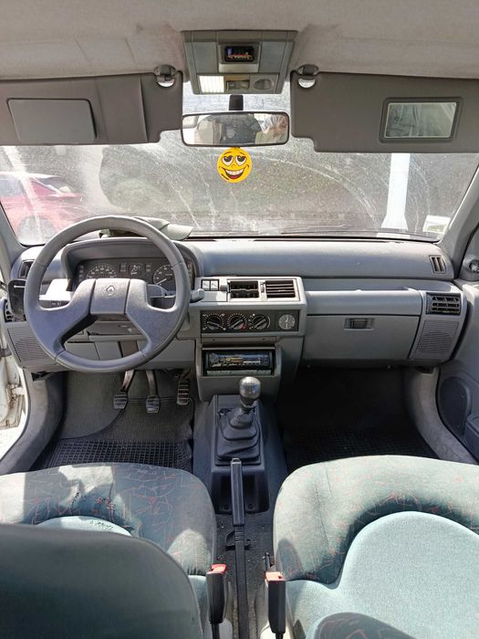 Renault Clio 1.2 essence année 1995 _ 298000 Km _700 €