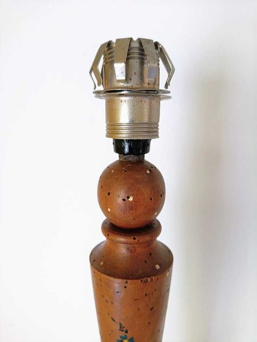 Candeeiro de mesa vintage em madeira pintado à mão